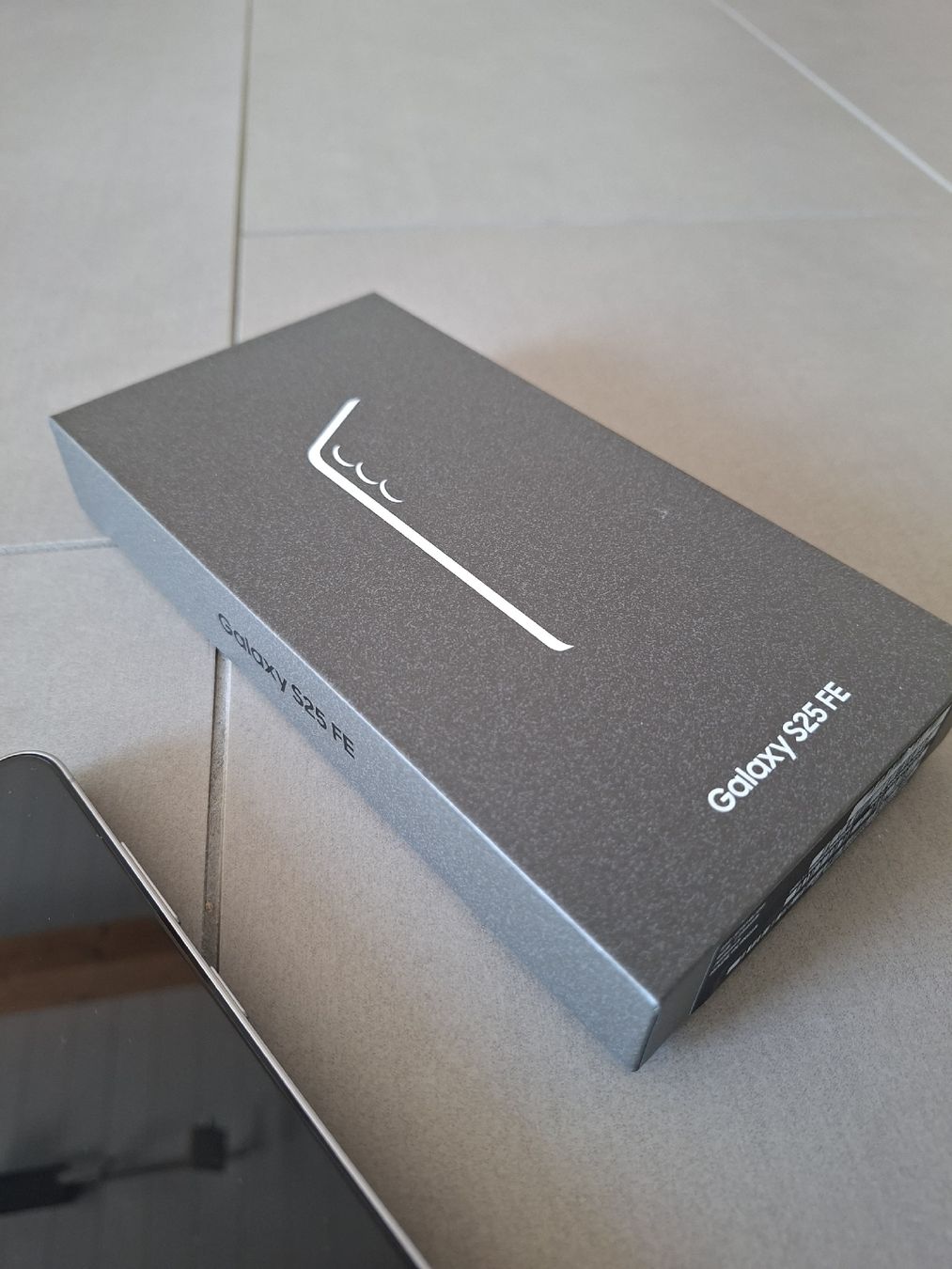 Samsung Telefoni cellulari / Smartphones: Samsung Galaxy S25FE – Nuovo (secondo la descrizione) da Teufenthal AG venduto da ChT. 5