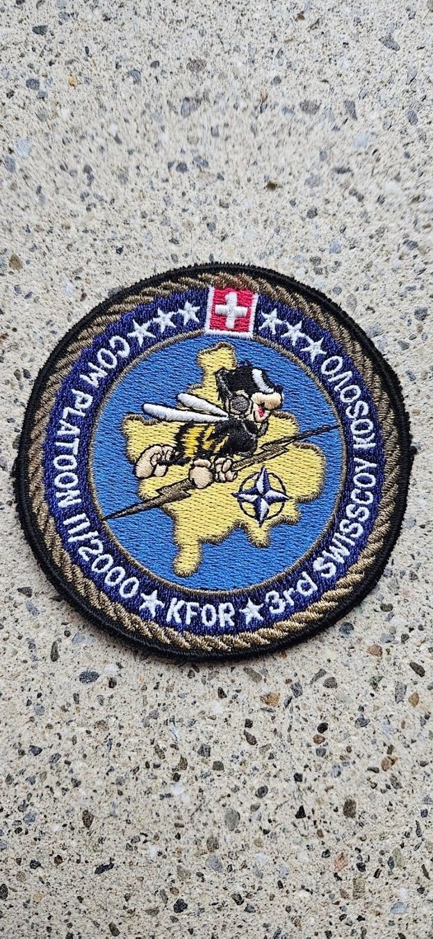 Schweizer Armee Placchette & Badge: *** Swisscoy Badge  *** – Nuovo e nell'imballaggio originale da Riedholz venduto da fr_sIruP