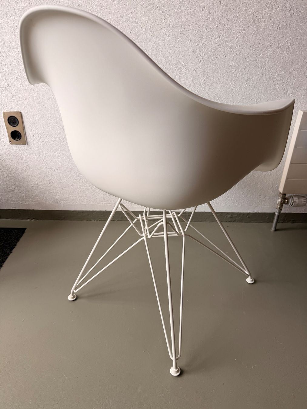 Vitra Sedie: Vitra Eames Plastic Armchair mit Sitzpolster und Metall UG – Usato da Küttigen venduto da Judihui50 1