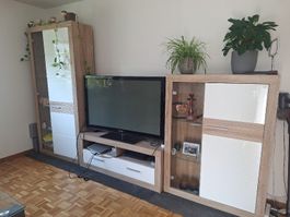 Schöne Schränke mit Glas- und Holztür