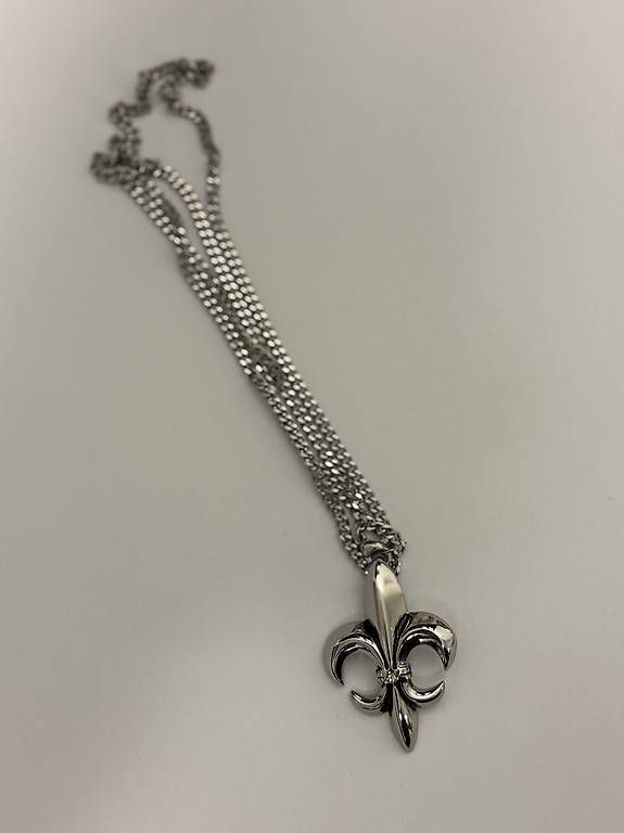 Catenine: Edelstahl Halskette Fleur de lis – Usato da Luzern venduto da ONATTRADE