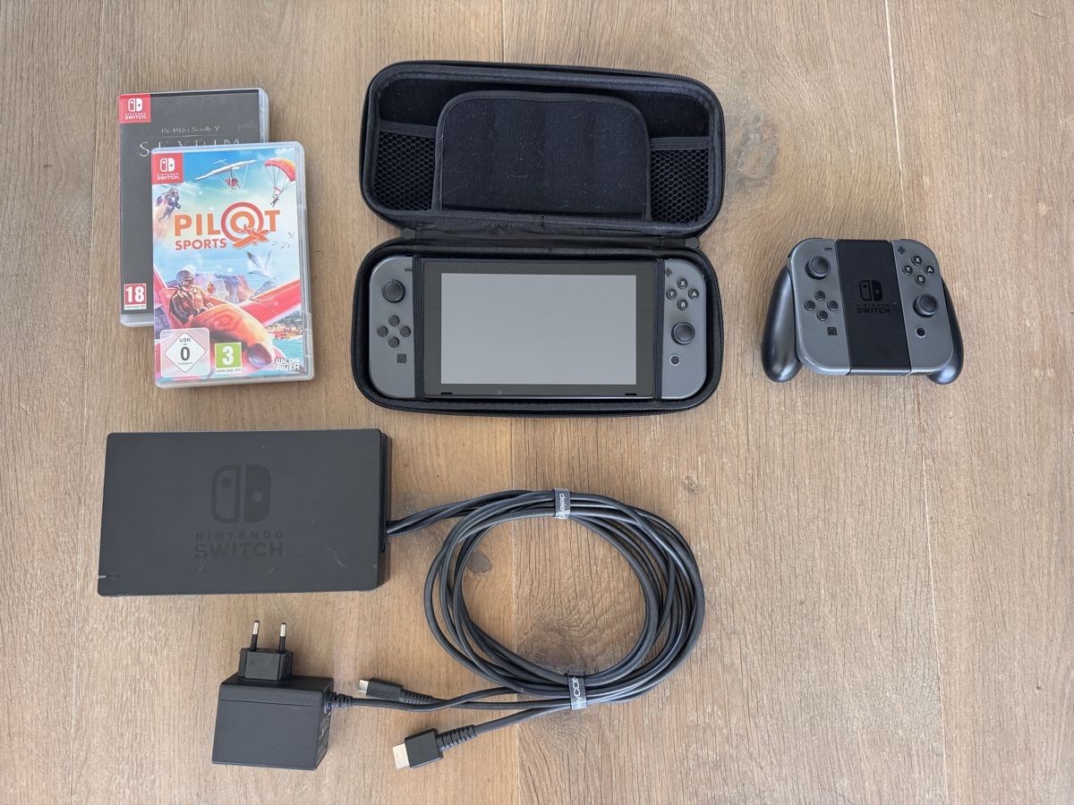 Nintendo Konsolen: Nintendo Switch Bundle + 4 Joy-Cons + 2 Spiele + Tasche – Gebraucht aus Goldach von FamilieWalter