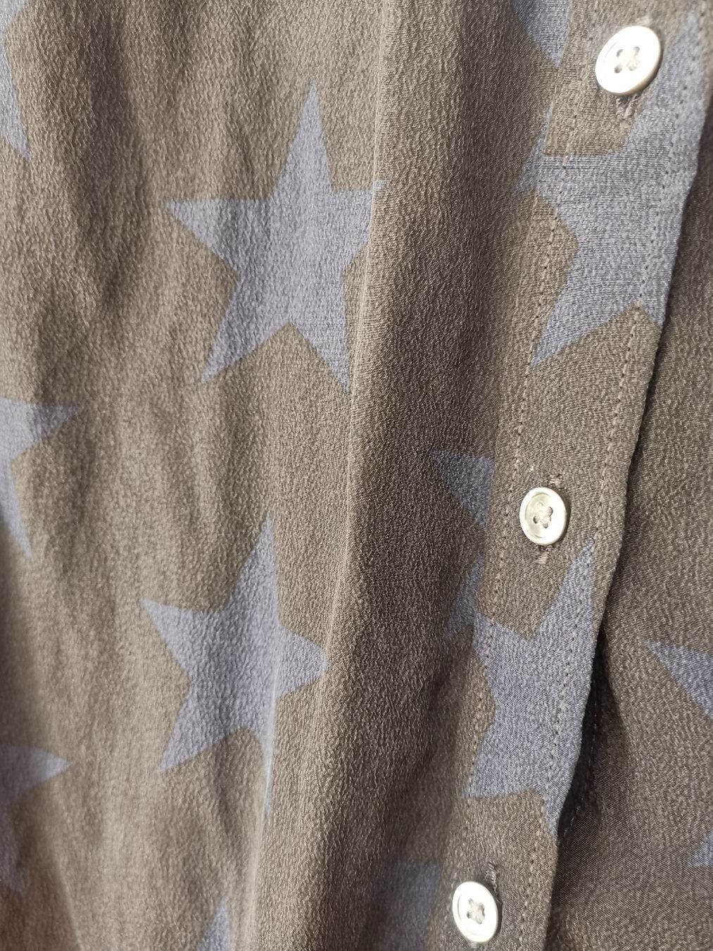 Levi's Camicette: Seidenhemd, Seidenbluse von Levi's mit Sternen – Usato da Uerikon venduto da pink_flamingo 3
