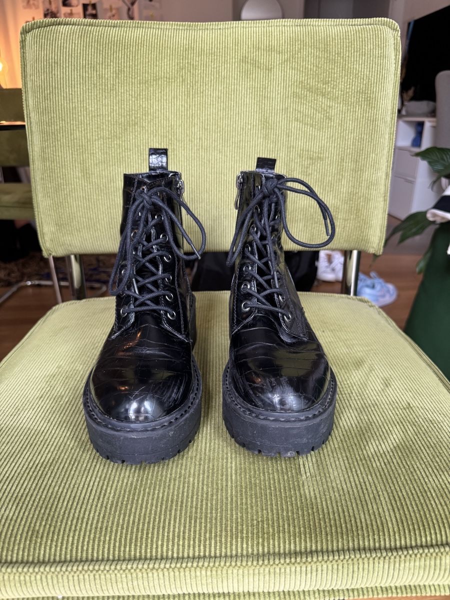 Stradivarius Chaussures femmes: Stiefel, schwarz, Krokodil-Optik, Größe 38 – D'occasion à Zürich par van_58nb 1