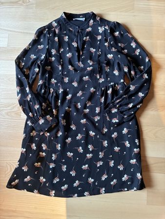 Kleid MNG schwarz geblümt langarm Grösse XS neuwertig