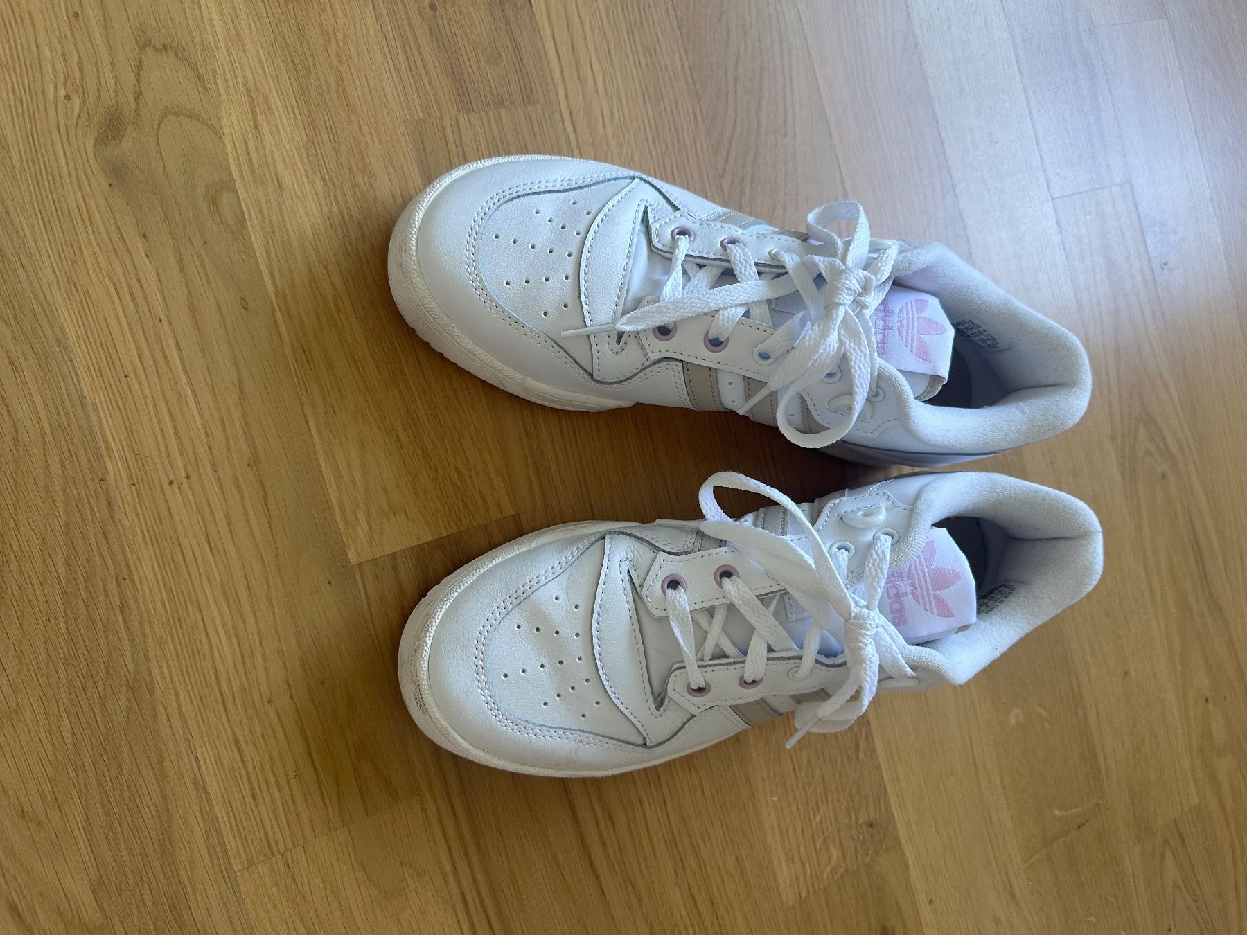 Chaussures femmes: Adidas Sneakers – D'occasion à Bergdietikon par Bluegrass