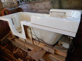 Einbaubadewanne mit seitlicher Türöffnung