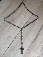 Rosenkranz mit schwarzen Perlen und Kreuz