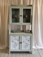 Upcycling-Unikat: liebevoll aufgearbeiteter Schrank in Mint