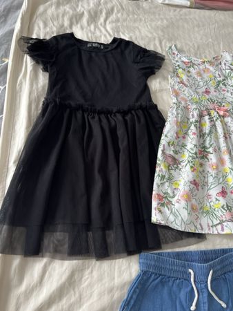 Sommer Set: 2x Kleid, 1x Short Grösse 104 Top Zustand!