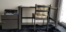 Schreibtisch, Schreibtischstuhl und Rollcontainer