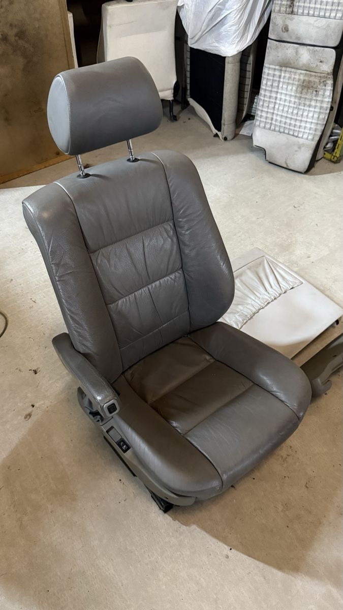 BMW Toutes les pièces auto: Elektrischer Vollleder Sitz BMW E34 mit Sitzheizung o. Risse – D'occasion à Giffers par volksgarage