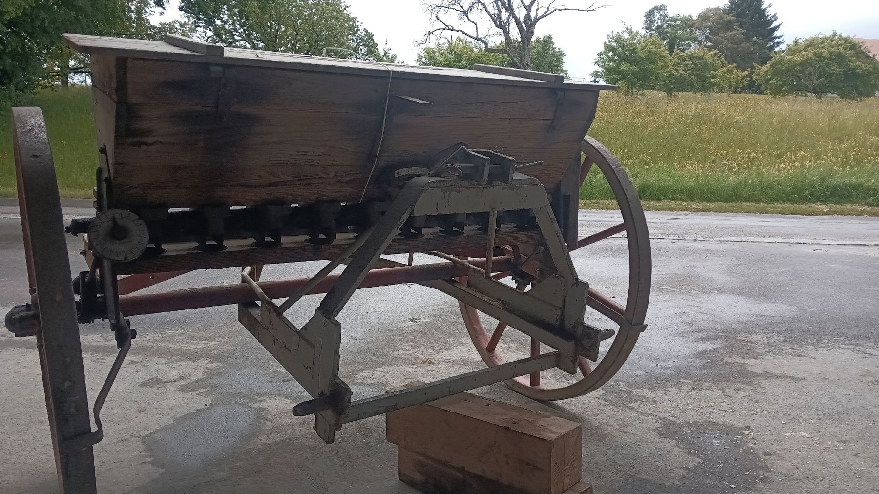 Tutte le macchine: ancien semoir à céréales  – Difettoso da Peyres-Possens venduto da MMatheo 5