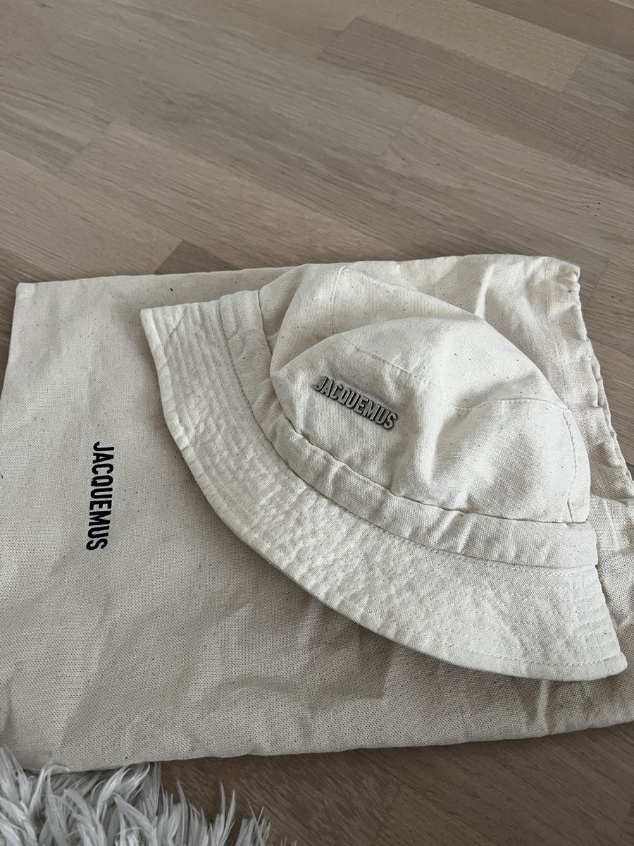 Jacquemus Hüte, Mützen & Caps: JAQUEMUS Bucket Hat – Gebraucht aus Rapperswil SG von Tiniva
