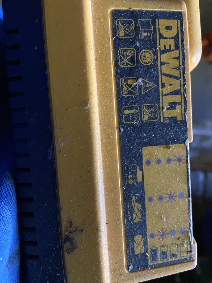 Dewalt Akkus & Batterien: Ladegeräte  – Defekt aus Gurmels von T7.220 1