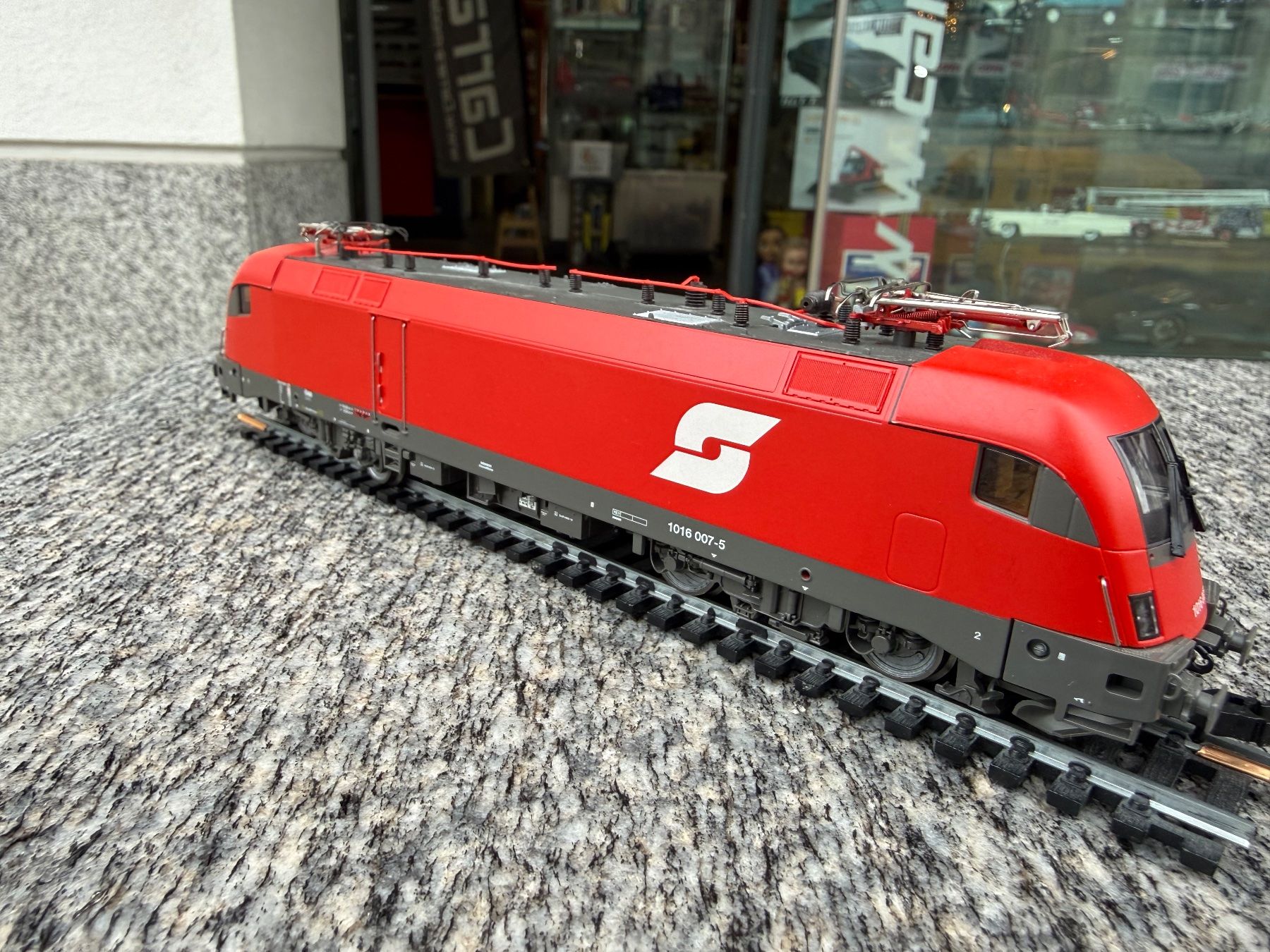 Roco Modellini di ferrovie: Roco H0 DC Taurus 1016 007-5 ÖBB – Usato da Chiasso venduto da Carrara-Modellismo 3