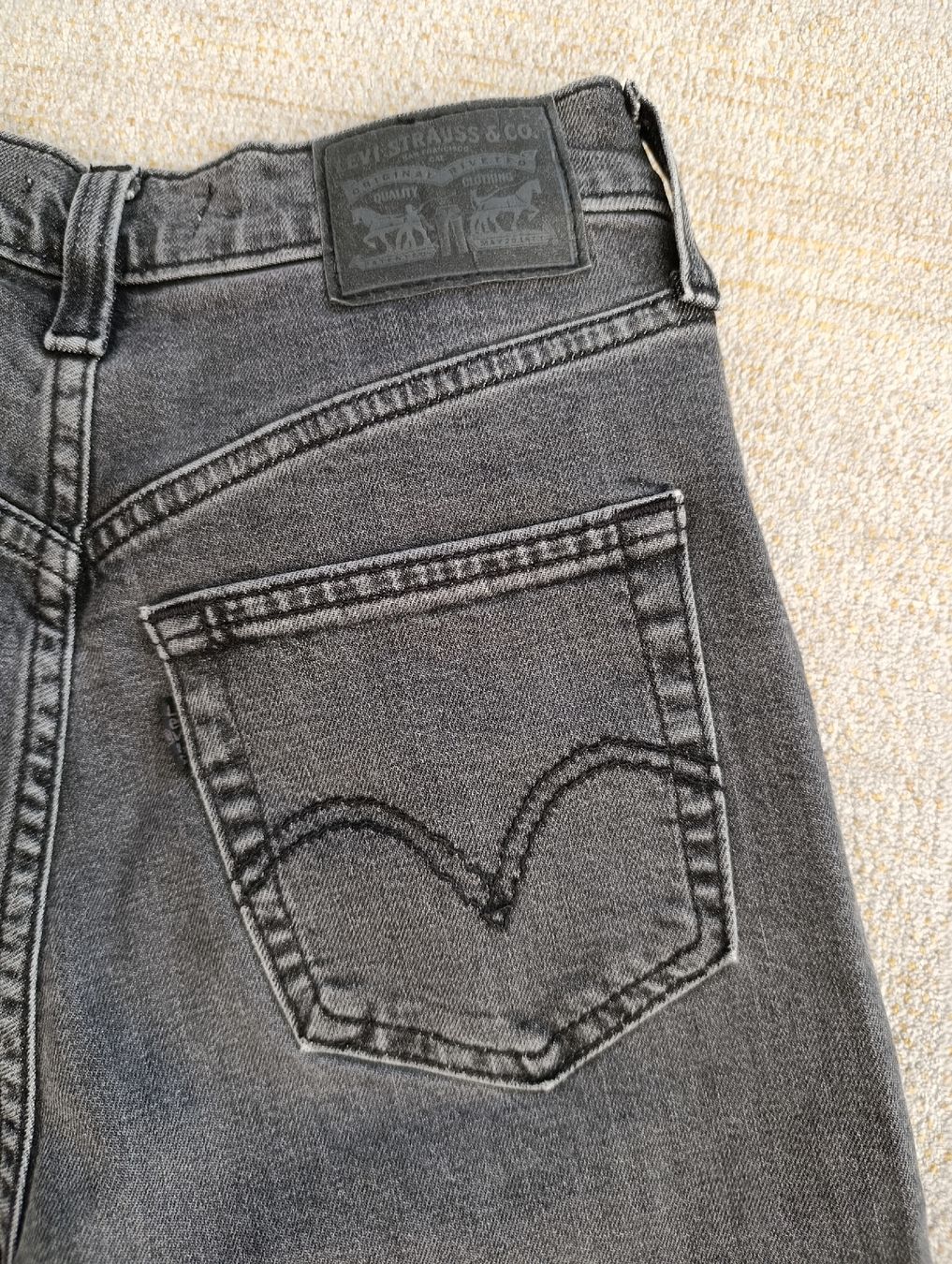 Levi's Jeans: LEVIS HIGH WAISTED TAPER W25 L27 GRIS – Gebraucht aus Sierre von shirley04 5