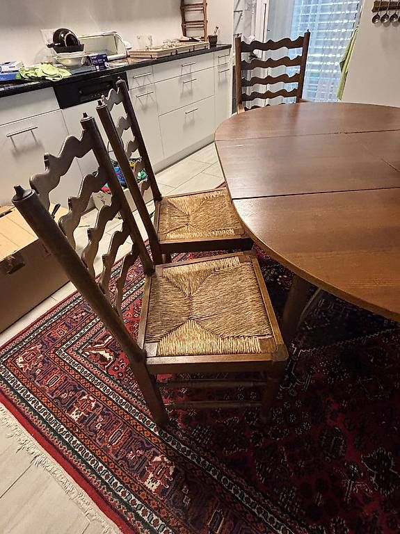 Tables: Holztisch mit geflochten Stühlen – D'occasion à Jona par Nimbe 2
