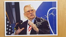 Gene Kranz, Original Autogramm auf Foto in Farbe