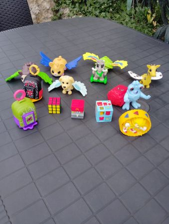 Lot de figurines McDonald's et jouets d'occasion