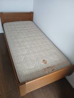 Beau lit individuel EN BOIS MASSIF, avec matelas (si désiré)