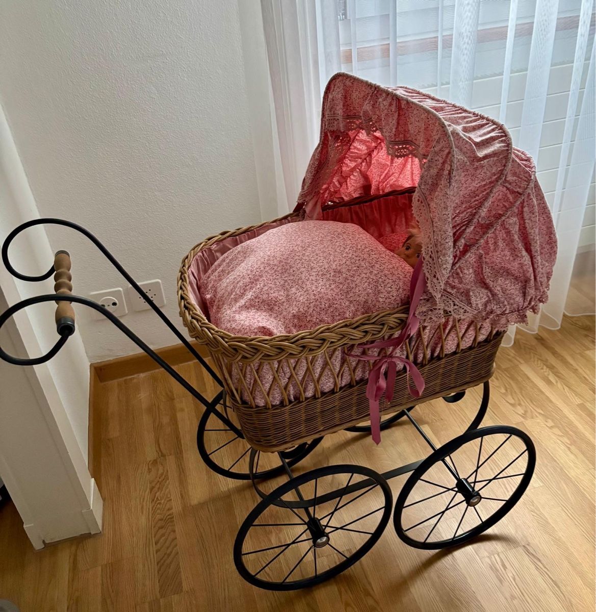 Carrozzine per bambole: Puppenwagen Nostalgie – Nuovo (secondo la descrizione) da Thun venduto da Angiade