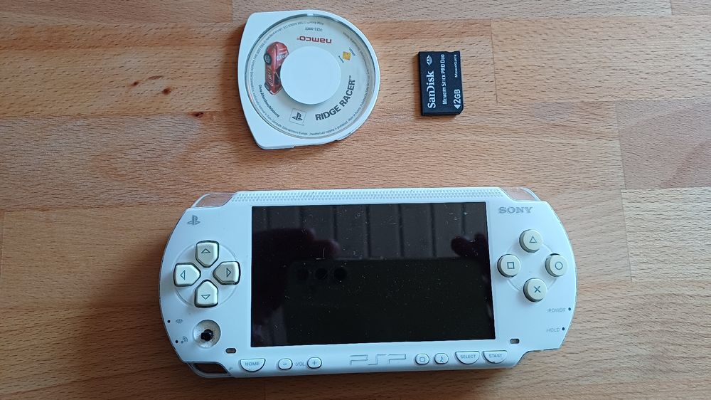 Console Portable Sony PSP 1004 Blanche Carte memoire 4 Gb et Jeu Need