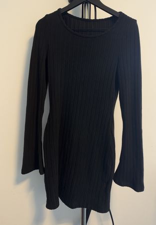 Lot de 4 robes diverses, manches longues, bon état
