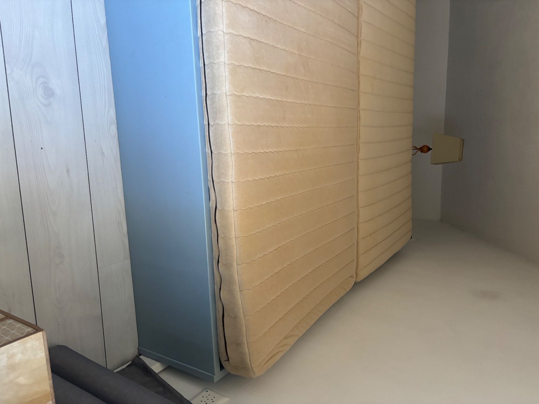 Lits: Bettgestell mit Lattenrost "Minder" 90x200cm, hellblau, t... – D'occasion à Windlach par est_s7xg 1
