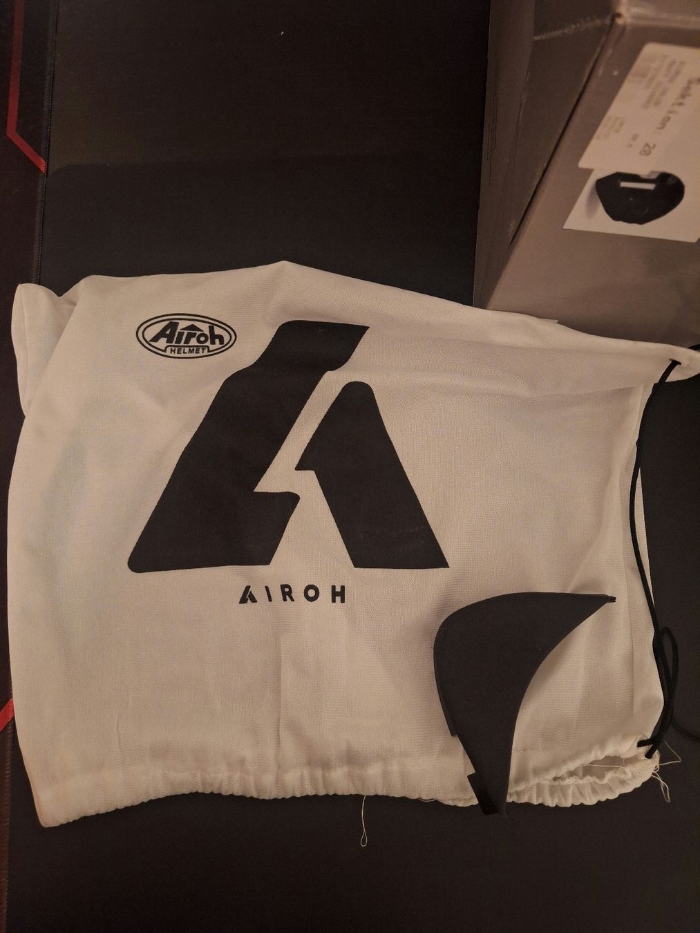Airoh Caschi & visiere: Airoh Valor - Racing Helmet - Matte Black – Nuovo (secondo la descrizione) da Biel/Bienne venduto da Seyran 8