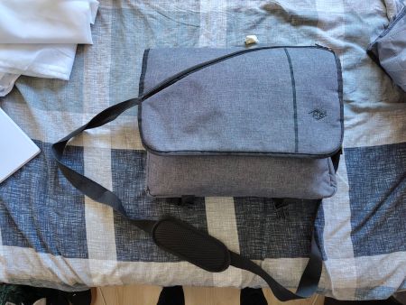 Graue Umhängetasche aus Stoff mit Laptopfach