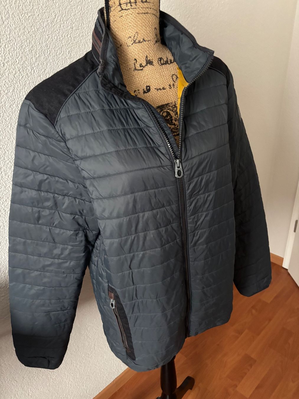 Giacche: Steppjacke Hybridjacke Globetrotter M Grau – Usato da Balsthal venduto da Uroby 1