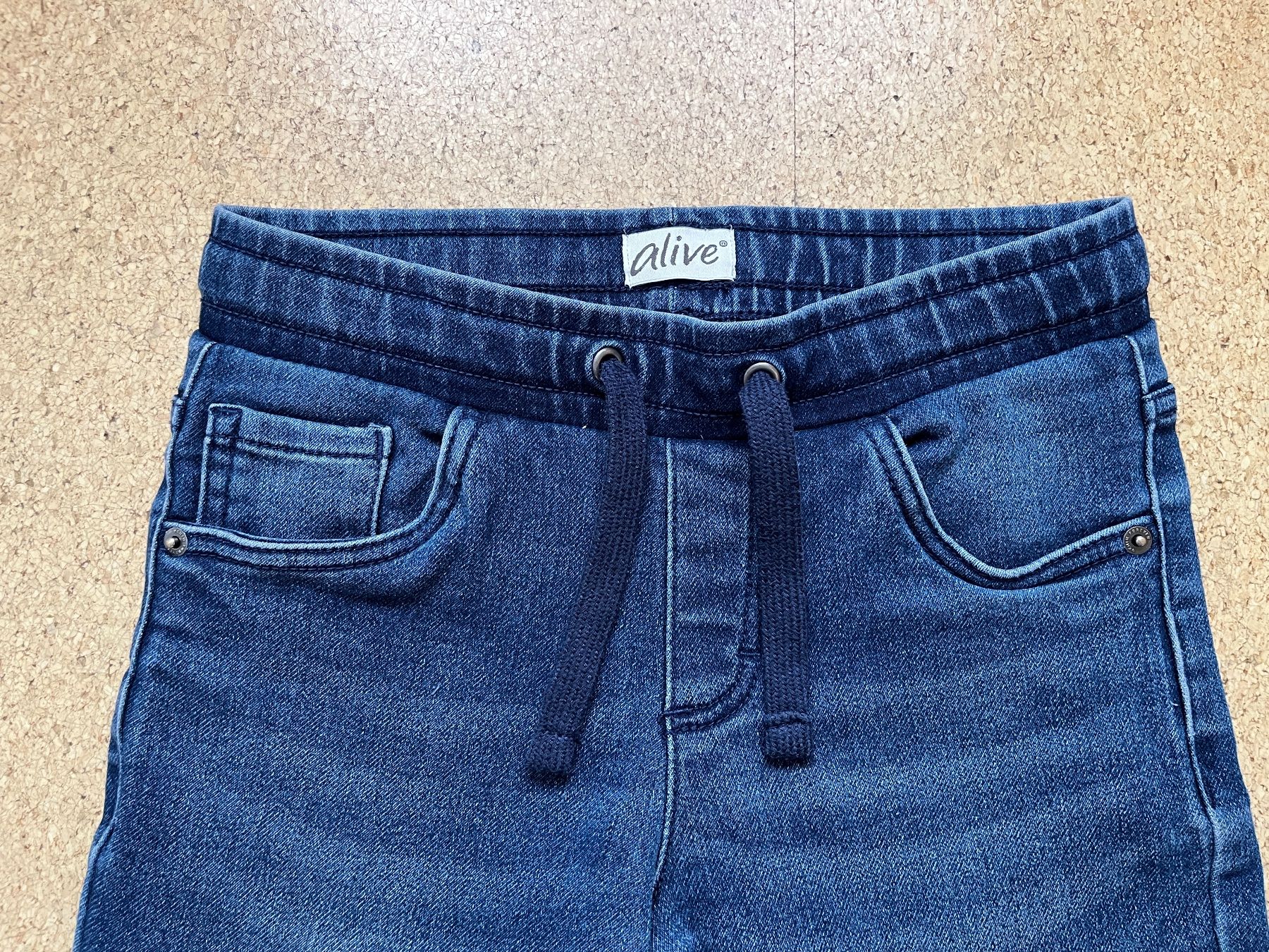 Jeans: Blaue Jeanshose, elastisch, Gr. 140, von "alive" – Usato da Grosswangen venduto da Vita500 3