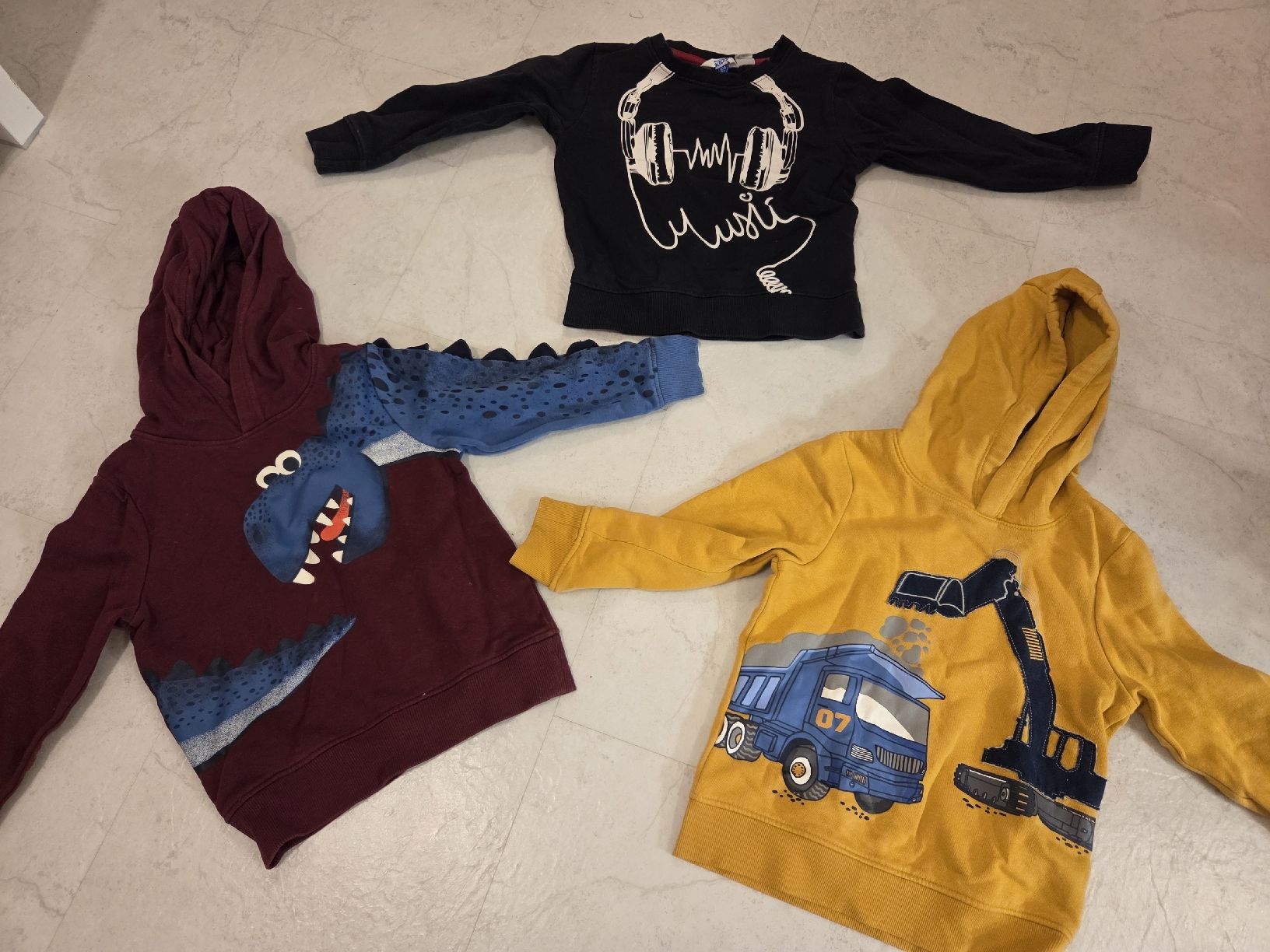 C&A Pulls et sweat-shirts: 3 Kinder Pullover 104 mit Motiv – D'occasion à Worb par Quiet21