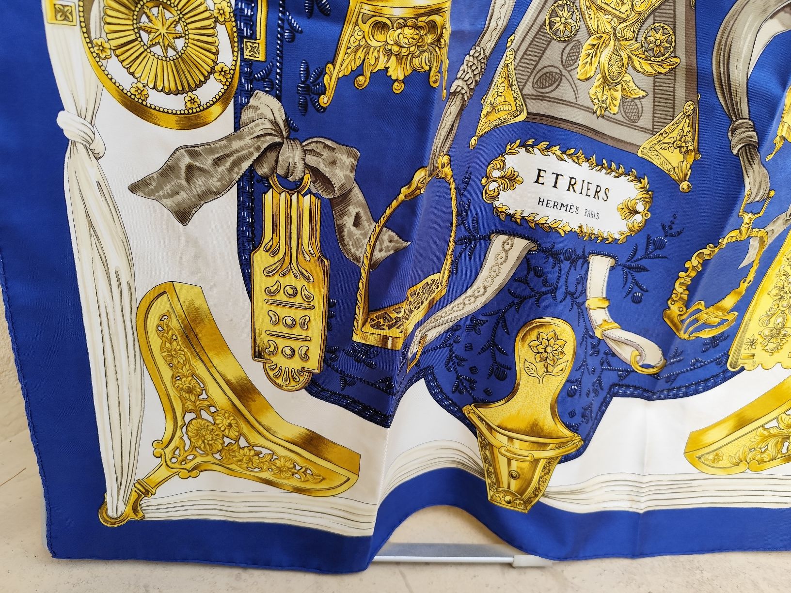 Hermès Foulard & Sciarpe: Carré Hermès bleu et doré – Usato da Montreux venduto da prl_z2lr 1