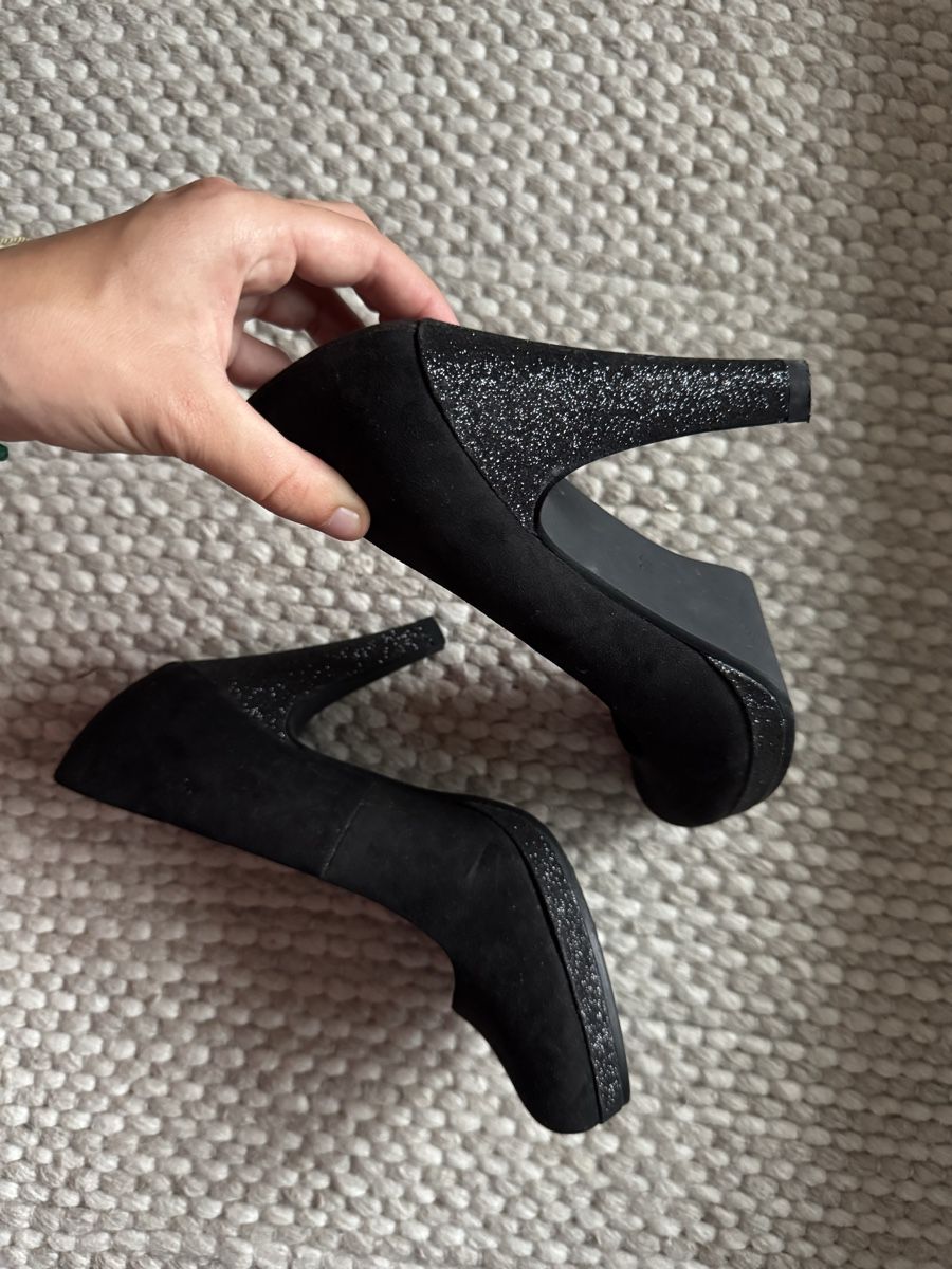 Scarpe da donna: Schwarze Pumps mit Glitzerabsatz Grösse 38 gebraucht – Usato da Langenthal venduto da lffcb