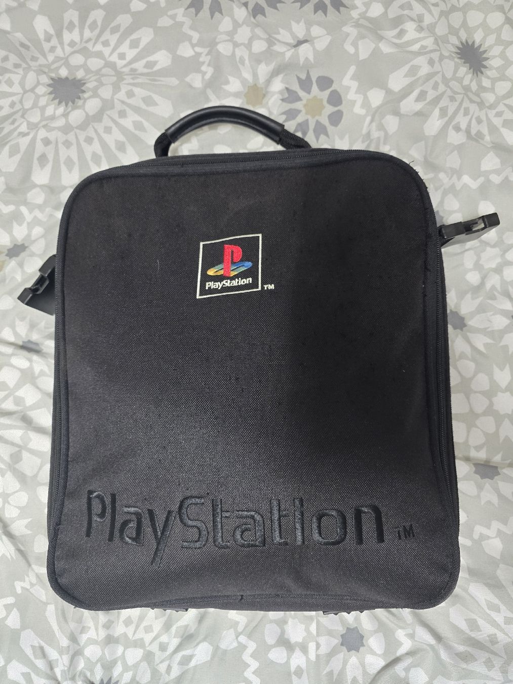 Sony Console: Sony PlayStation 3 Konsole mit Tasche – Usato da Winterthur venduto da AMKOM5E39