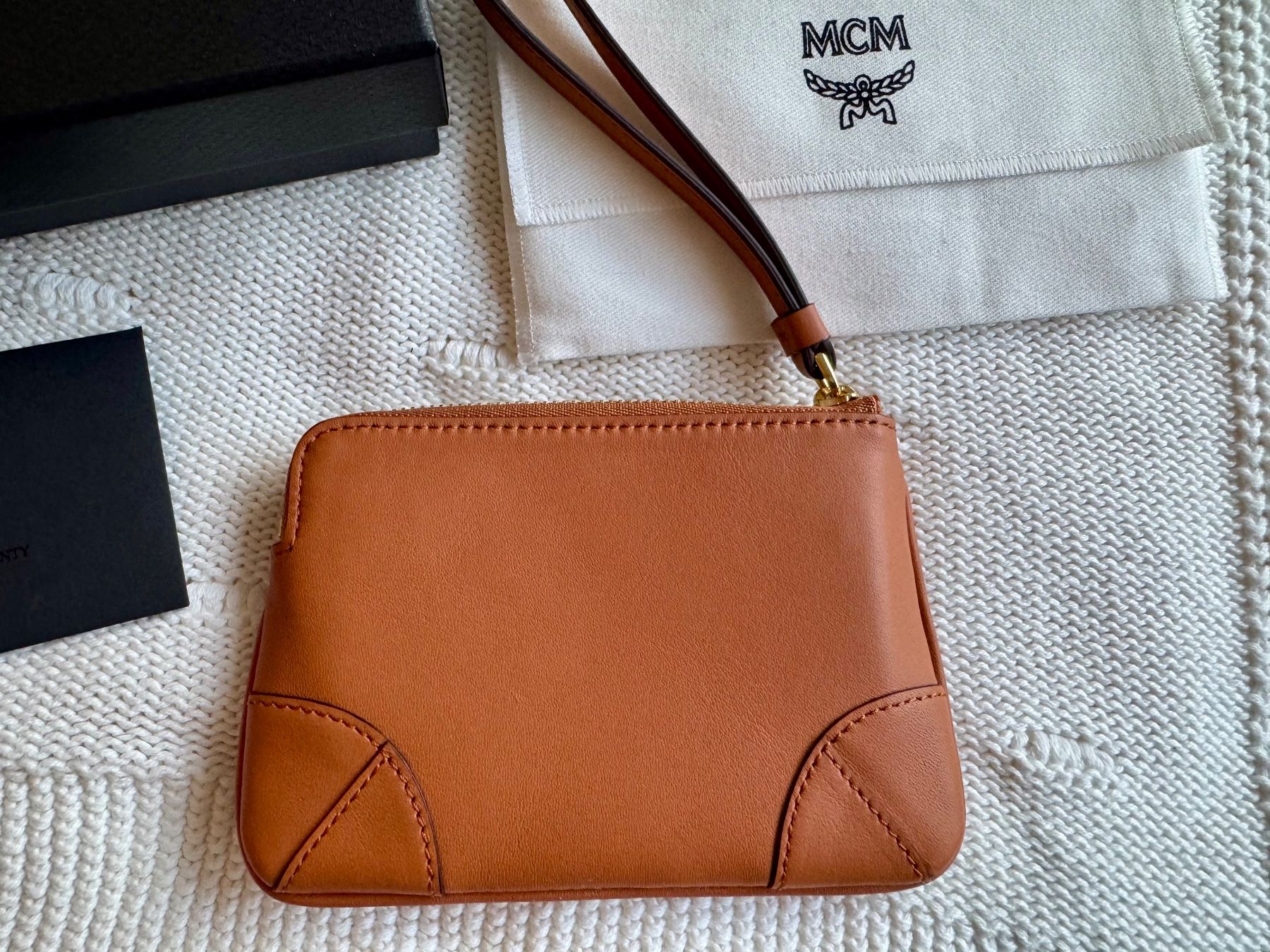 Mcm Borse: NEU: MCM Mini- Pochette, Aren, Braun – Nuovo e nell'imballaggio originale da Zürich venduto da SH_ZHCH 2