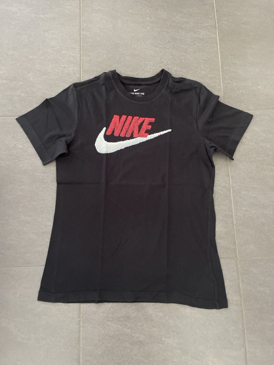 Nike T-Shirts: Nike T-shirt – Gebraucht aus Collombey von amina36