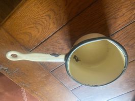 Ancienne casserole avec bec verseur émaillé
