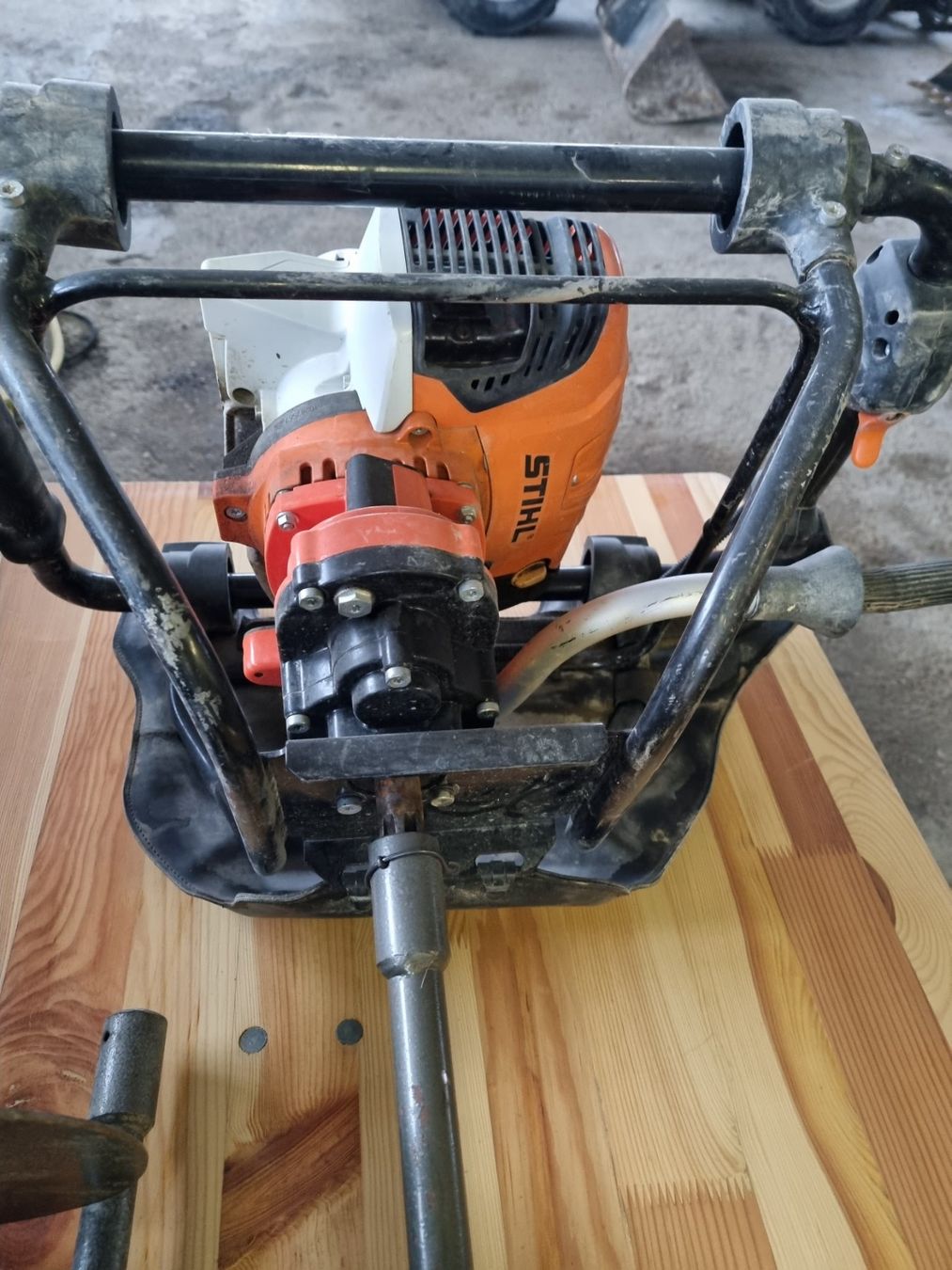 Stihl Alle Maschinen: STIHL BT131 Erdbohrer mit 3 Bohrer – Gebraucht aus Aarwangen von dan_q8sj 1