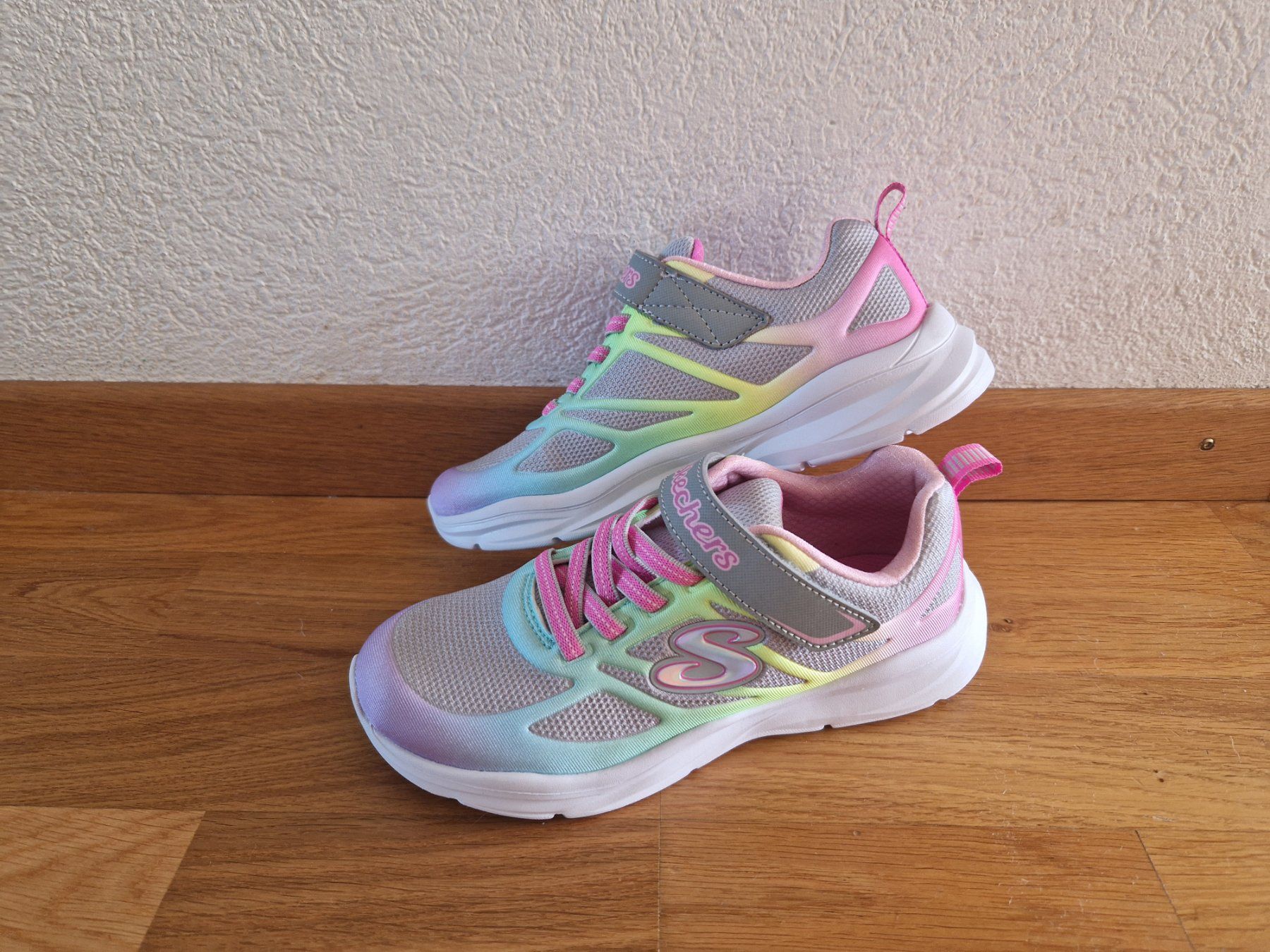 Skechers Chaussures filles: Neu Mädchen Skechers Gr.35 Regenbogenfarben – Neuf (Voir description) à Buchs Sg par Valedi