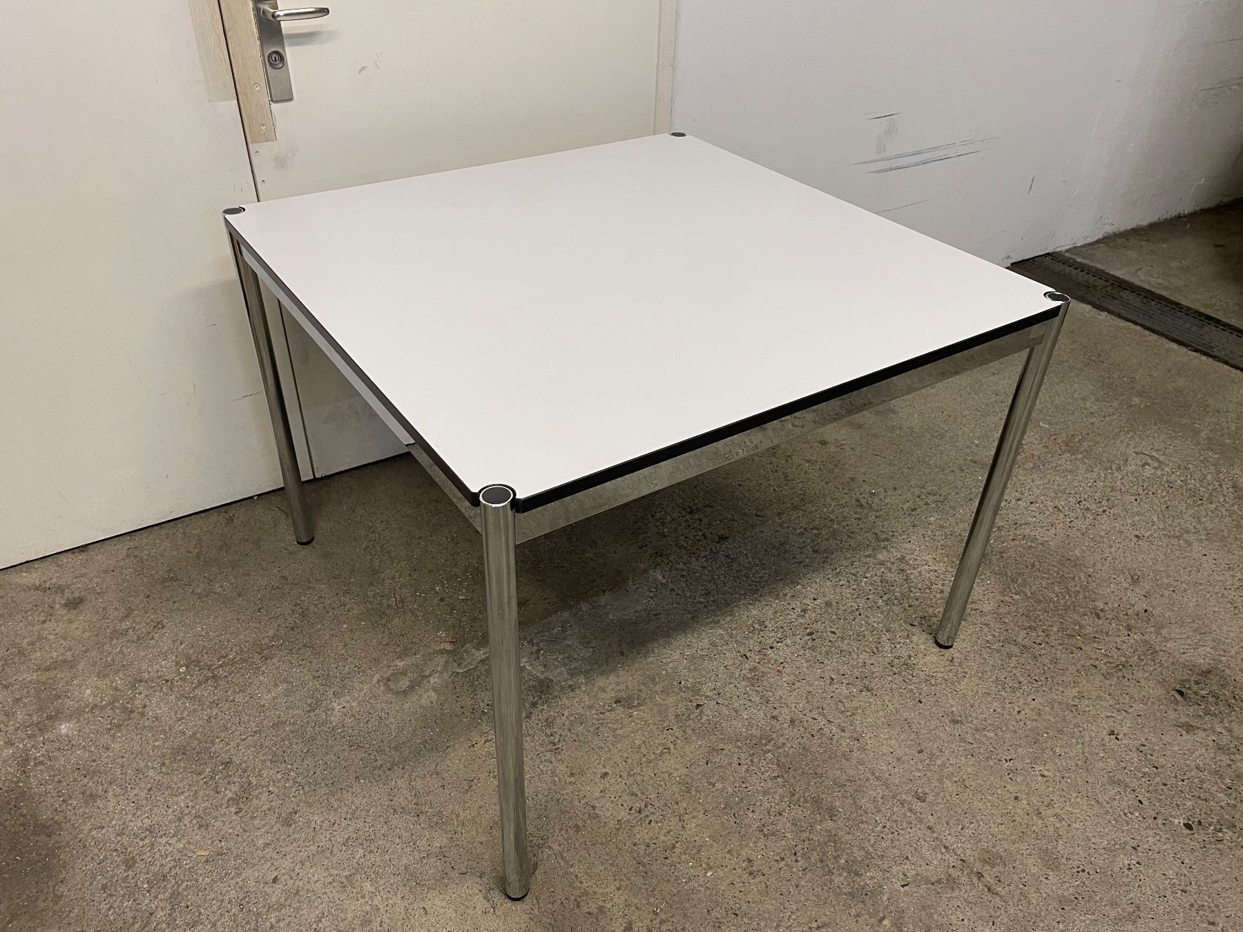 USM Tavoli: Usm Haller Tisch – Usato da Basel venduto da M.Secondhand 1