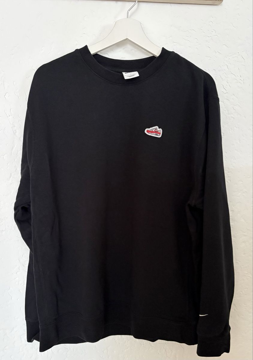 Nike Maglioni & Felpe: Nike Sweatshirt schwarz mit Sneaker Patch Grösse L – Usato da Oberentfelden venduto da luvita