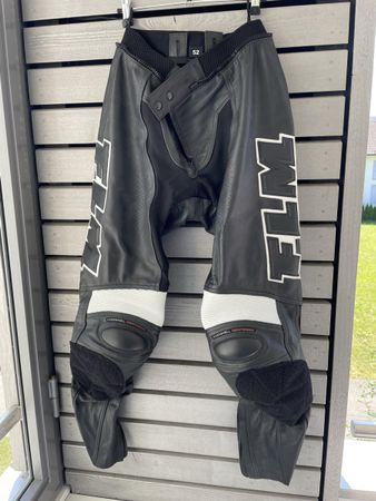 FLM Motorradhose Leder Grösse 52 – Sportlich & Sicher 