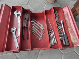Boîte à outils avec quelques outils de base en bon état