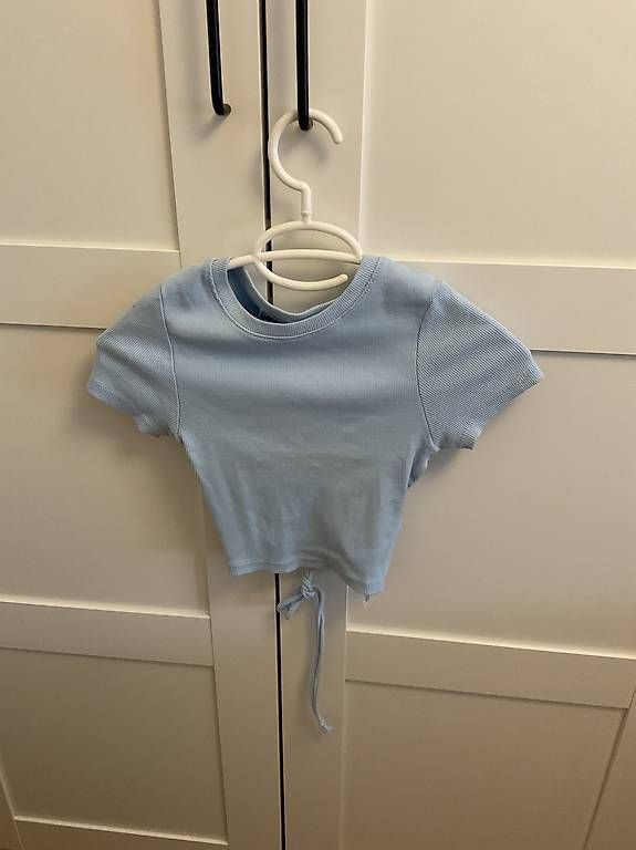Blouses, T-shirts & Tops: Hellblaues Crop Top  – D'occasion à Wettingen par monikazefi