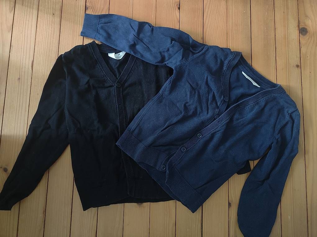 Giacche & Cappotti: Strickjacken blau und schwarz Gr. 122/128 – Usato da Zürich venduto da aendiiii
