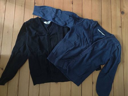 Strickjacken blau und schwarz Gr. 122/128