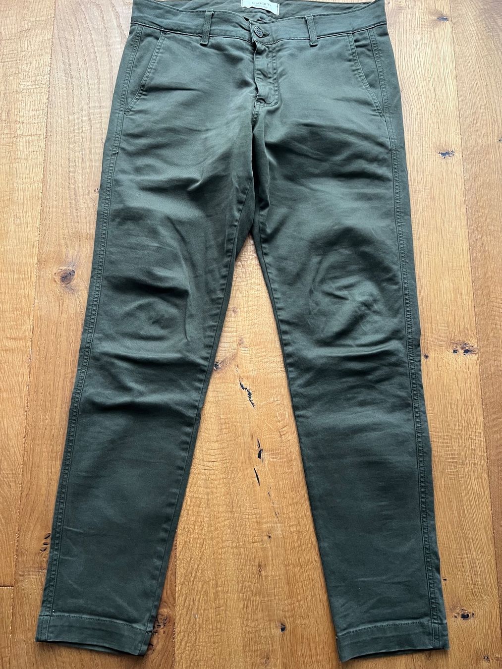 Pantaloni: Chino EXIBIT, Grösse 48, oliv, gerader Schnitt – Usato da Fraubrunnen venduto da Vpeck